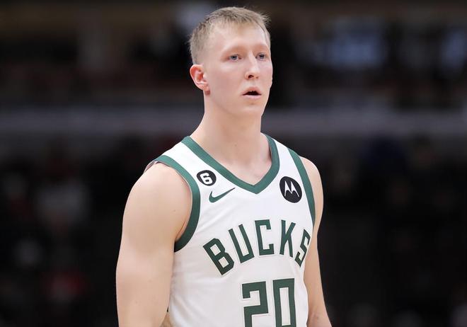 星空体育- Doinb新星败北表现突出,雄鹿前途光明!赛场气氛高涨