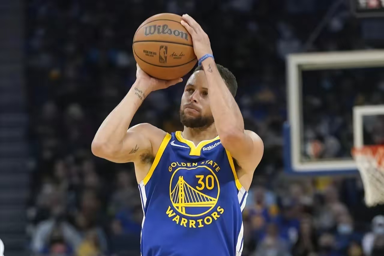 库里迎来二十赛季高光表现，巴塞罗那球迷沸腾！的简单介绍